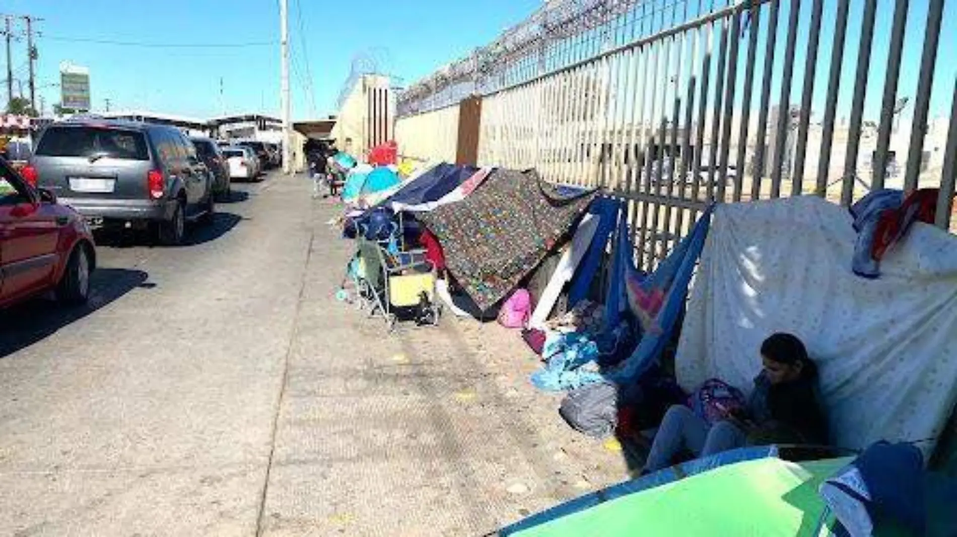 Cientos de migrantes, la mayoría mexicanos, permanecen desde hace varias semanas en la calle, en la zona peatonal de acceso a Estados Unidos